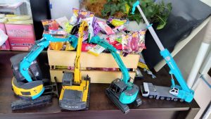 お菓子を掴もうとする重機ミニカー
