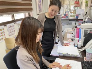 事務作業をしている