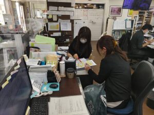 後輩社員へ業務をレクチャーしている